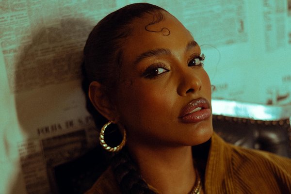 Élégance d'Été : Astuces Indispensables pour Sublimer vos Robes Longues à Manches